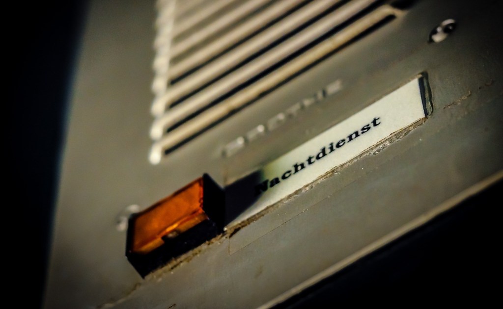 door-speaker-959580_1920